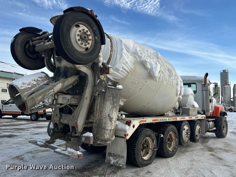 image for item DT6491 2004 International 5500i ready mix truck