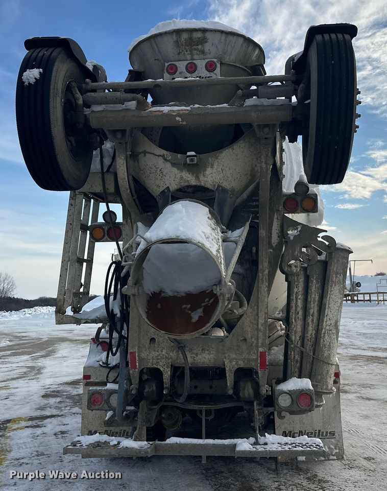 image for item DT6491 2004 International 5500i ready mix truck