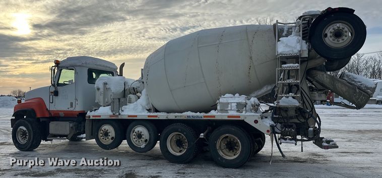 image for item DT6491 2004 International 5500i ready mix truck