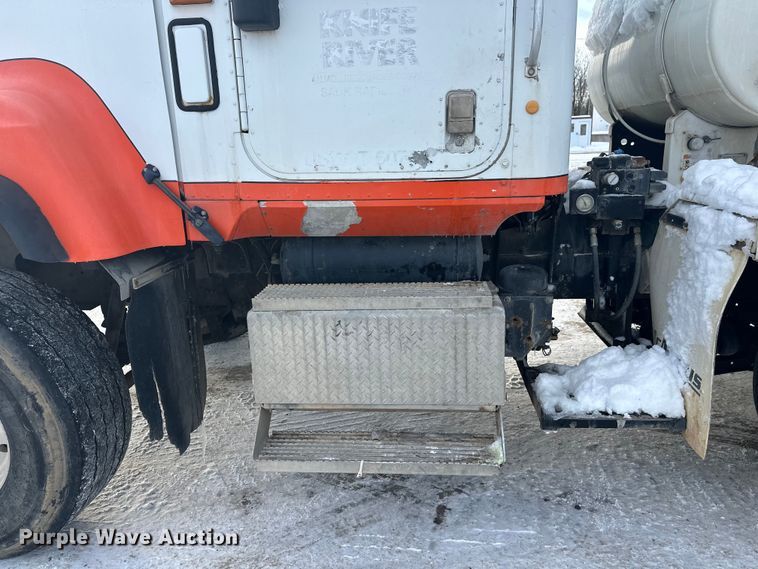 image for item DT6491 2004 International 5500i ready mix truck