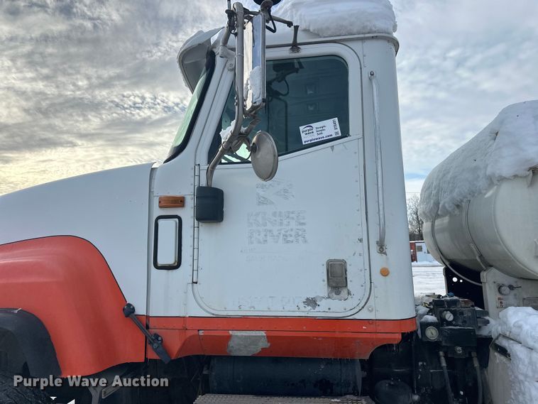 image for item DT6491 2004 International 5500i ready mix truck