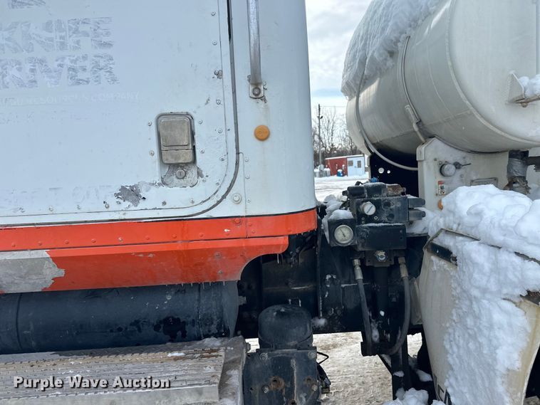 image for item DT6491 2004 International 5500i ready mix truck