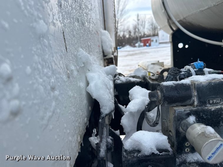 image for item DT6491 2004 International 5500i ready mix truck