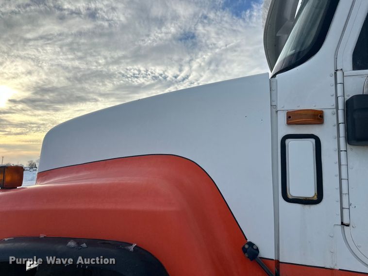 image for item DT6491 2004 International 5500i ready mix truck