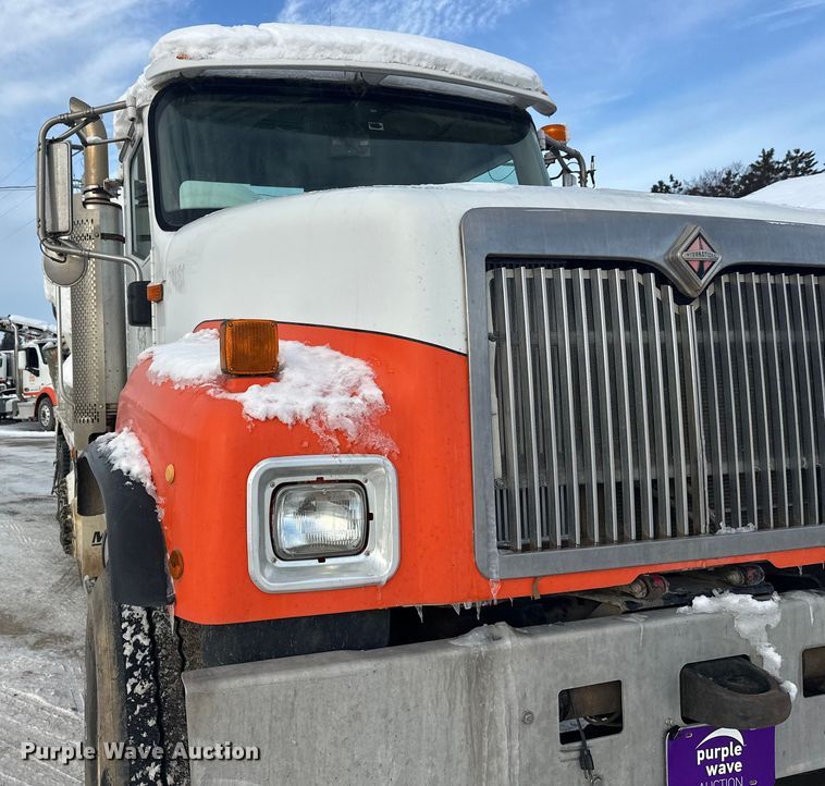 image for item DT6491 2004 International 5500i ready mix truck