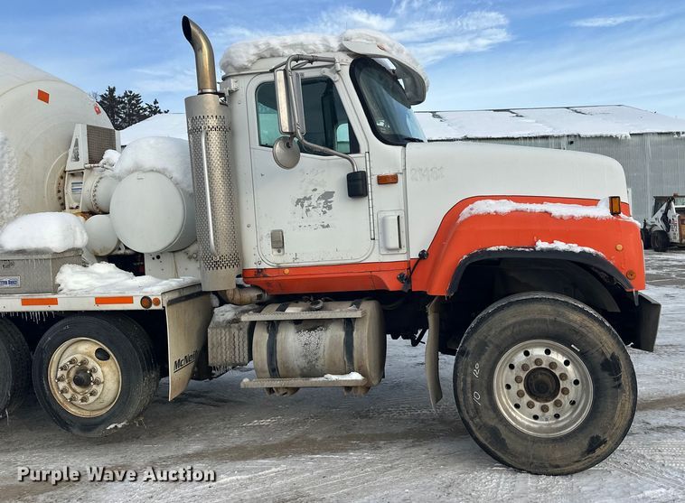 image for item DT6491 2004 International 5500i ready mix truck