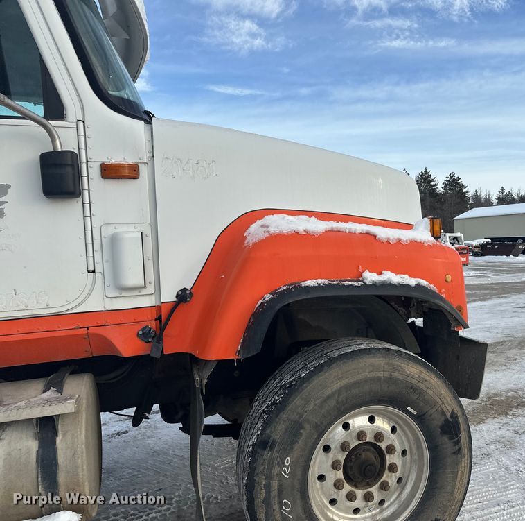 image for item DT6491 2004 International 5500i ready mix truck