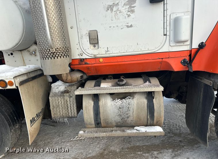 image for item DT6491 2004 International 5500i ready mix truck