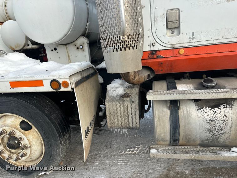 image for item DT6491 2004 International 5500i ready mix truck