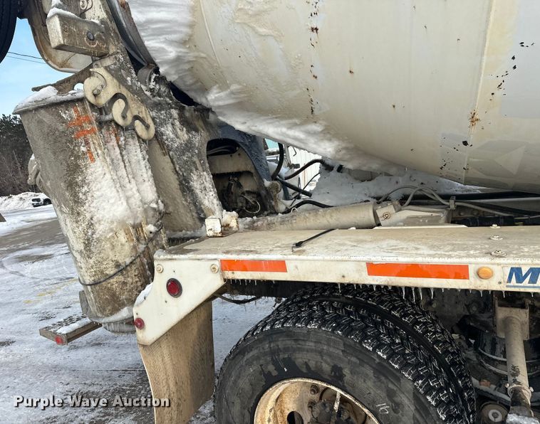 image for item DT6491 2004 International 5500i ready mix truck