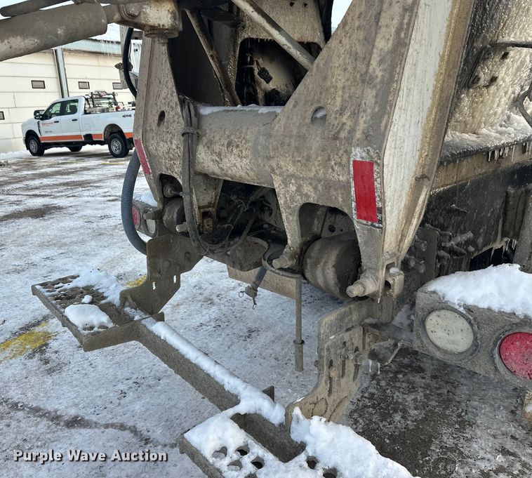 image for item DT6491 2004 International 5500i ready mix truck