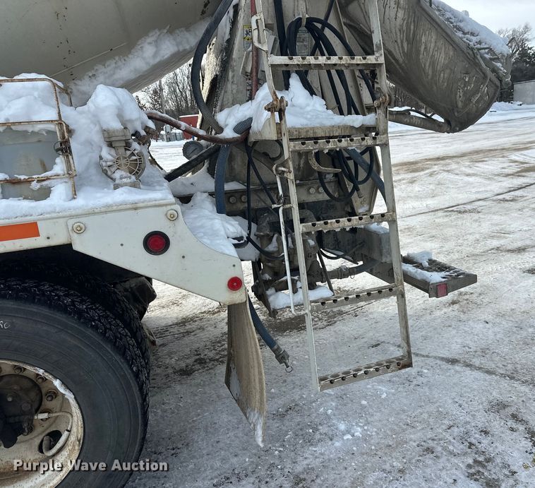 image for item DT6491 2004 International 5500i ready mix truck