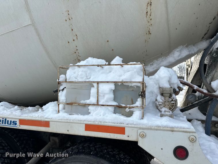 image for item DT6491 2004 International 5500i ready mix truck