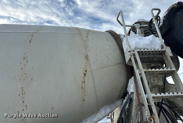 image for item DT6491 2004 International 5500i ready mix truck