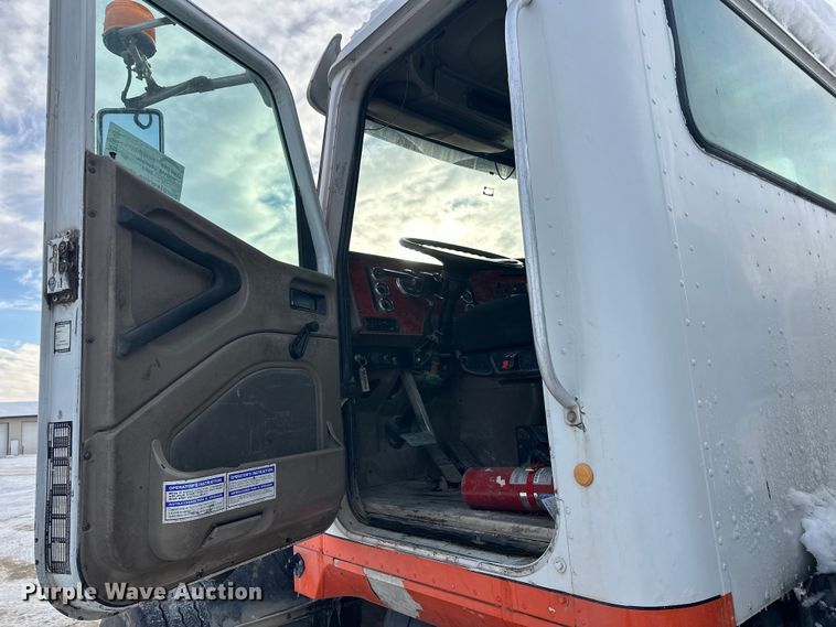 image for item DT6491 2004 International 5500i ready mix truck