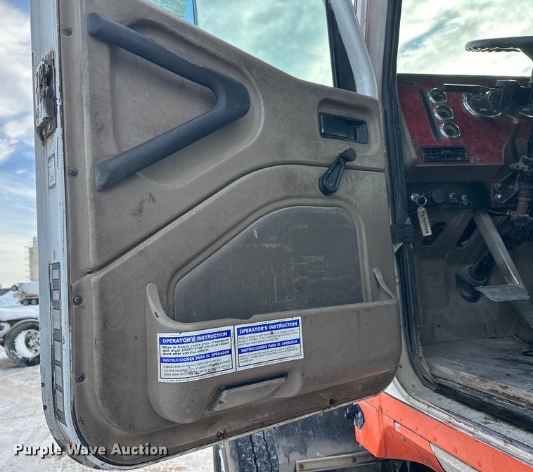 image for item DT6491 2004 International 5500i ready mix truck