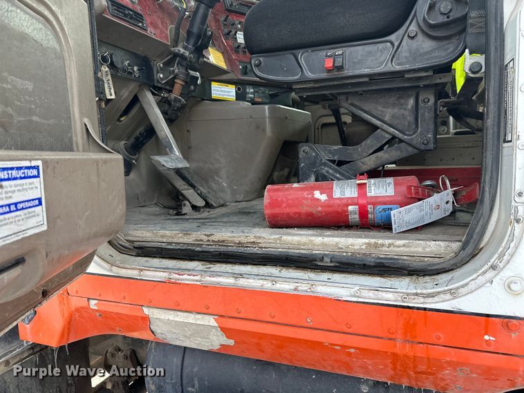 image for item DT6491 2004 International 5500i ready mix truck