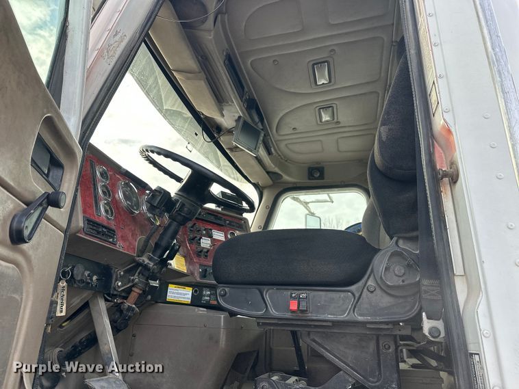 image for item DT6491 2004 International 5500i ready mix truck