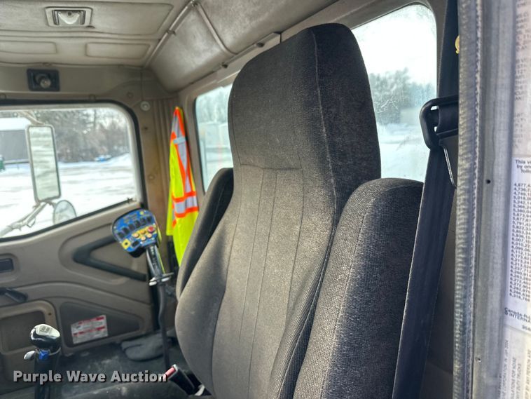 image for item DT6491 2004 International 5500i ready mix truck