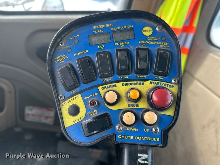 image for item DT6491 2004 International 5500i ready mix truck