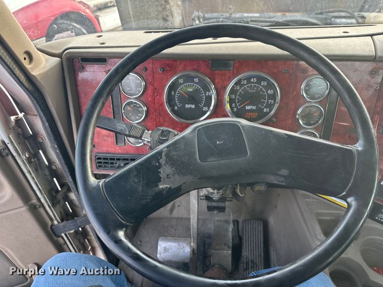 image for item DT6491 2004 International 5500i ready mix truck