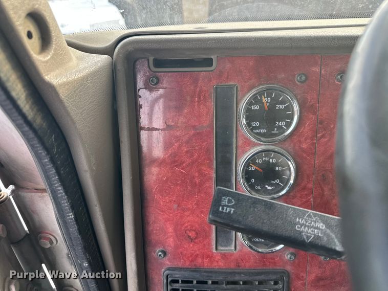 image for item DT6491 2004 International 5500i ready mix truck