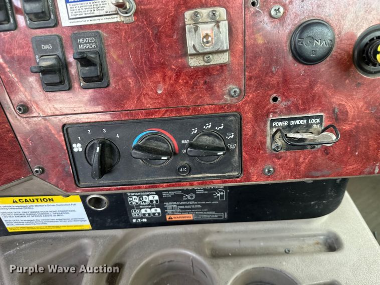 image for item DT6491 2004 International 5500i ready mix truck