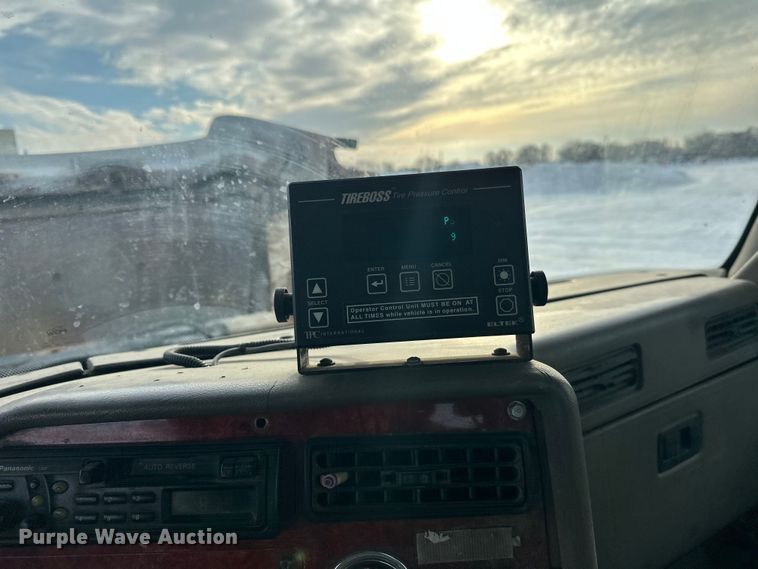 image for item DT6491 2004 International 5500i ready mix truck