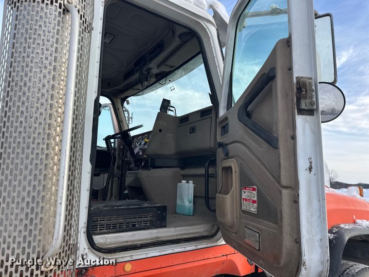 image for item DT6491 2004 International 5500i ready mix truck
