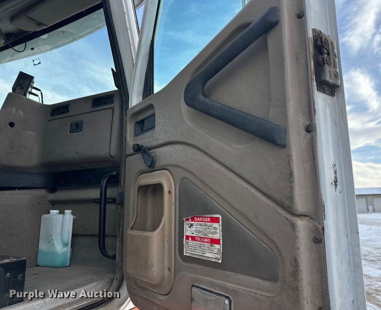 image for item DT6491 2004 International 5500i ready mix truck