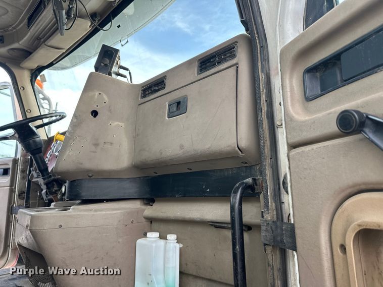 image for item DT6491 2004 International 5500i ready mix truck