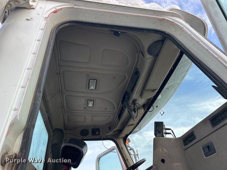 image for item DT6491 2004 International 5500i ready mix truck