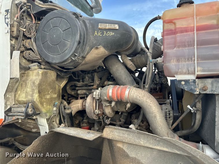 image for item DT6491 2004 International 5500i ready mix truck