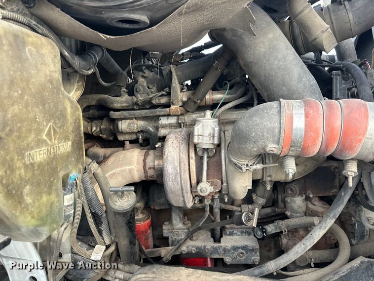 image for item DT6491 2004 International 5500i ready mix truck