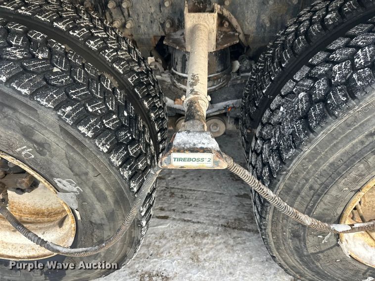 image for item DT6491 2004 International 5500i ready mix truck