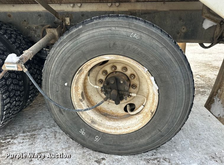 image for item DT6491 2004 International 5500i ready mix truck