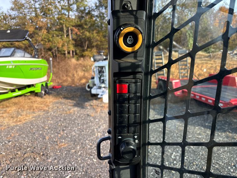 image for item DU0251 2025 Caterpillar 255 tracked skid steer loader