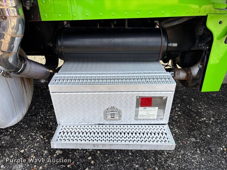 image for item DU0257 2000 Peterbilt 378 grapple crane truck