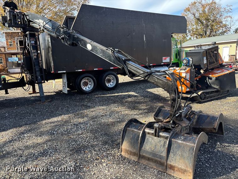 image for item DU0257 2000 Peterbilt 378 grapple crane truck