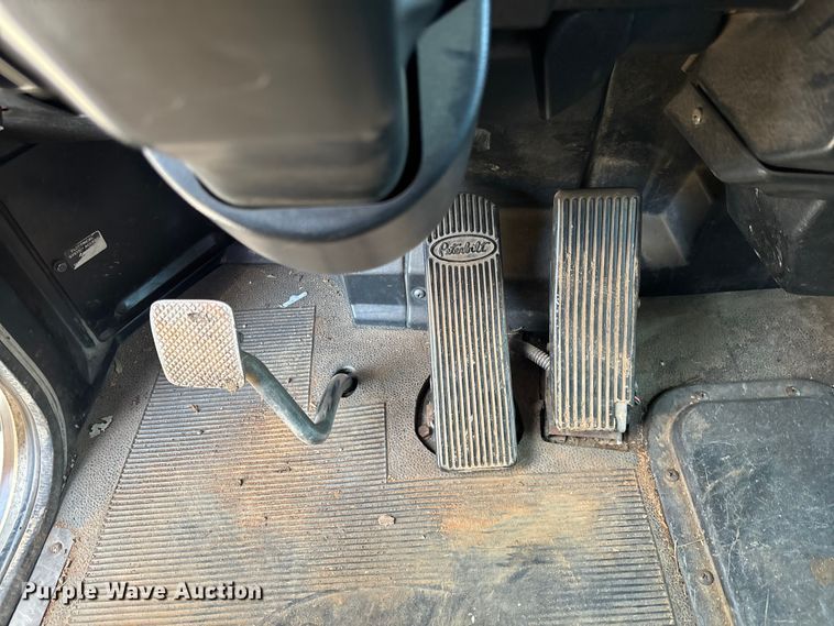 image for item DU0257 2000 Peterbilt 378 grapple crane truck