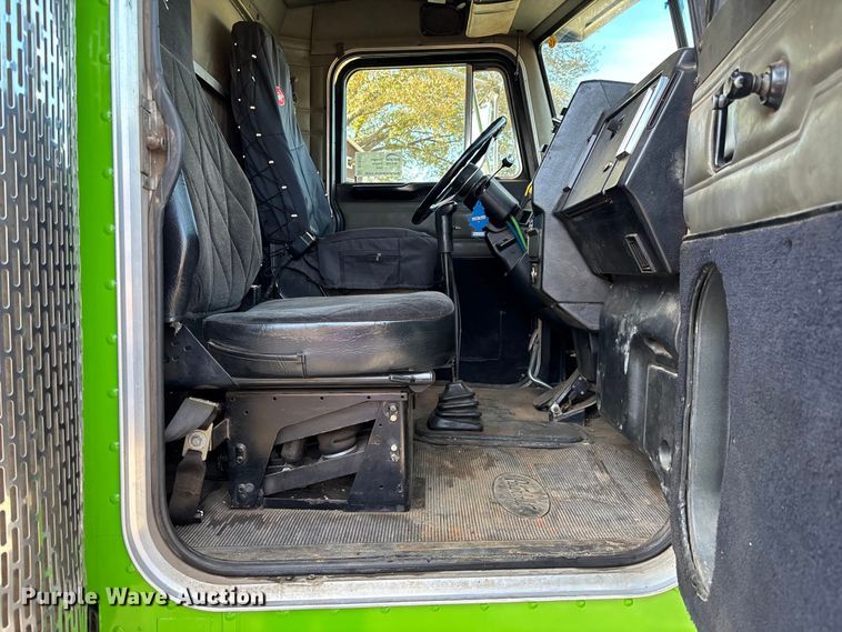 image for item DU0257 2000 Peterbilt 378 grapple crane truck