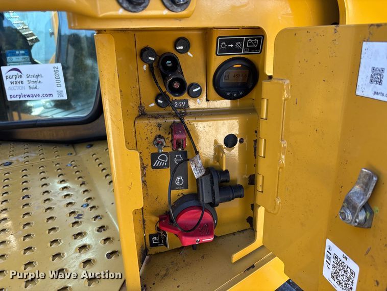 image for item DU0262 2022 Caterpillar D8T dozer