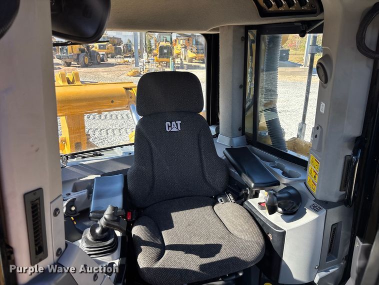 image for item DU0262 2022 Caterpillar D8T dozer