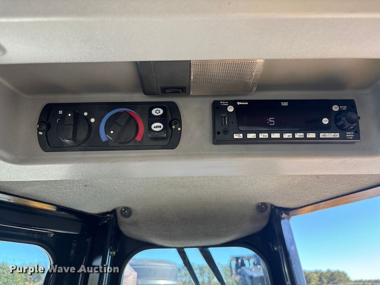 image for item DU0262 2022 Caterpillar D8T dozer