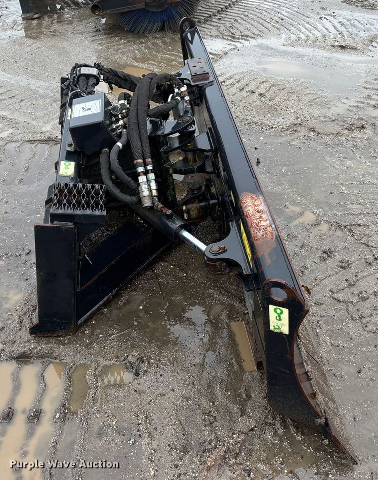 image for item DU0309 Caterpillar skid steer dozer blade