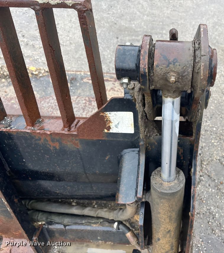 image for item DU0311 Caterpillar skid steer four-in-one bucket