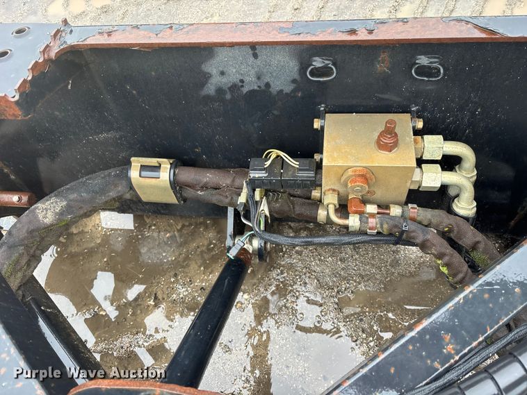 image for item DU0314 Caterpillar BA18 skid steer broom