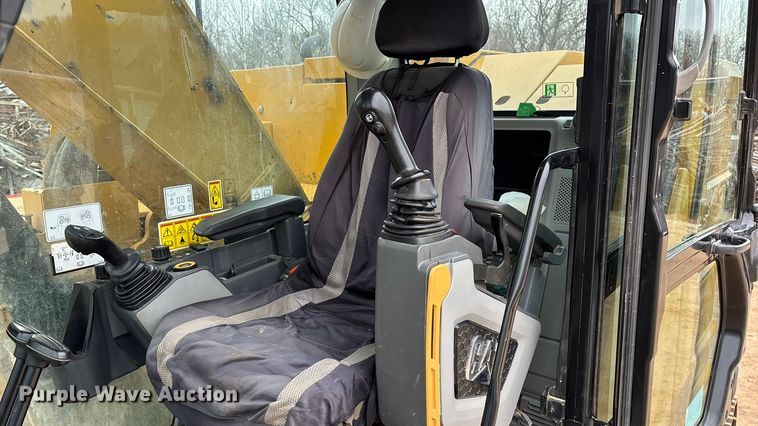 image for item DW3376 2022 Caterpillar 325 excavator