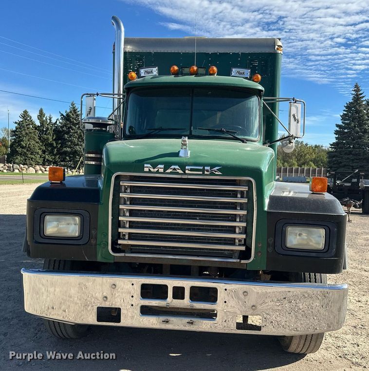 image for item DW4270 1994 Mack RD690S box truck