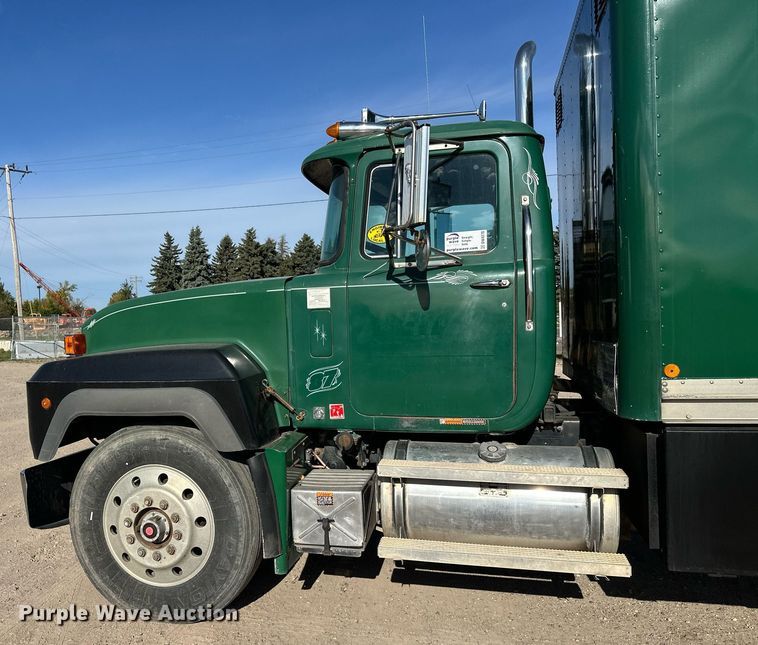 image for item DW4270 1994 Mack RD690S box truck